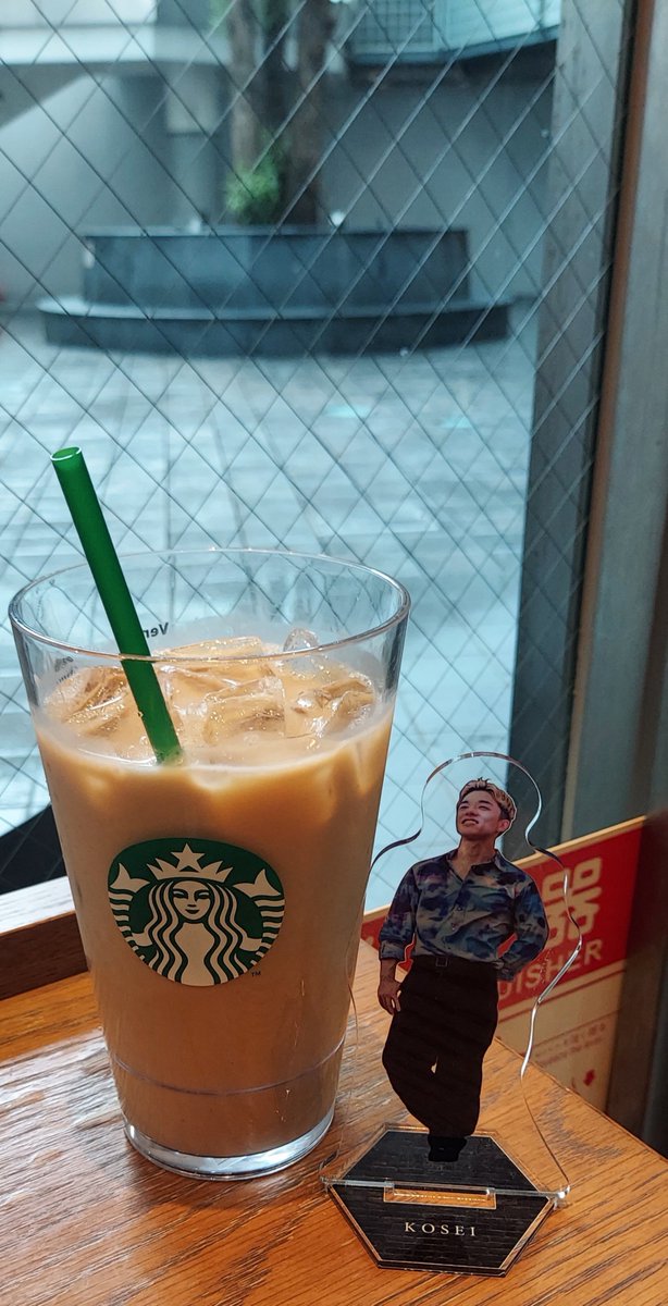 rie_424's tweet photo. 早く着いたので開場時間までスタバで待機🥤けっこう雨降ってます。雨だと、「KOSEI さんライブだな～」って思います。楽屋さんでお昼ご飯食べるから、スタバではドリンクだけで…
ケーキ🍰美味しそう…😋 https://t.co/WNCRITX5HF