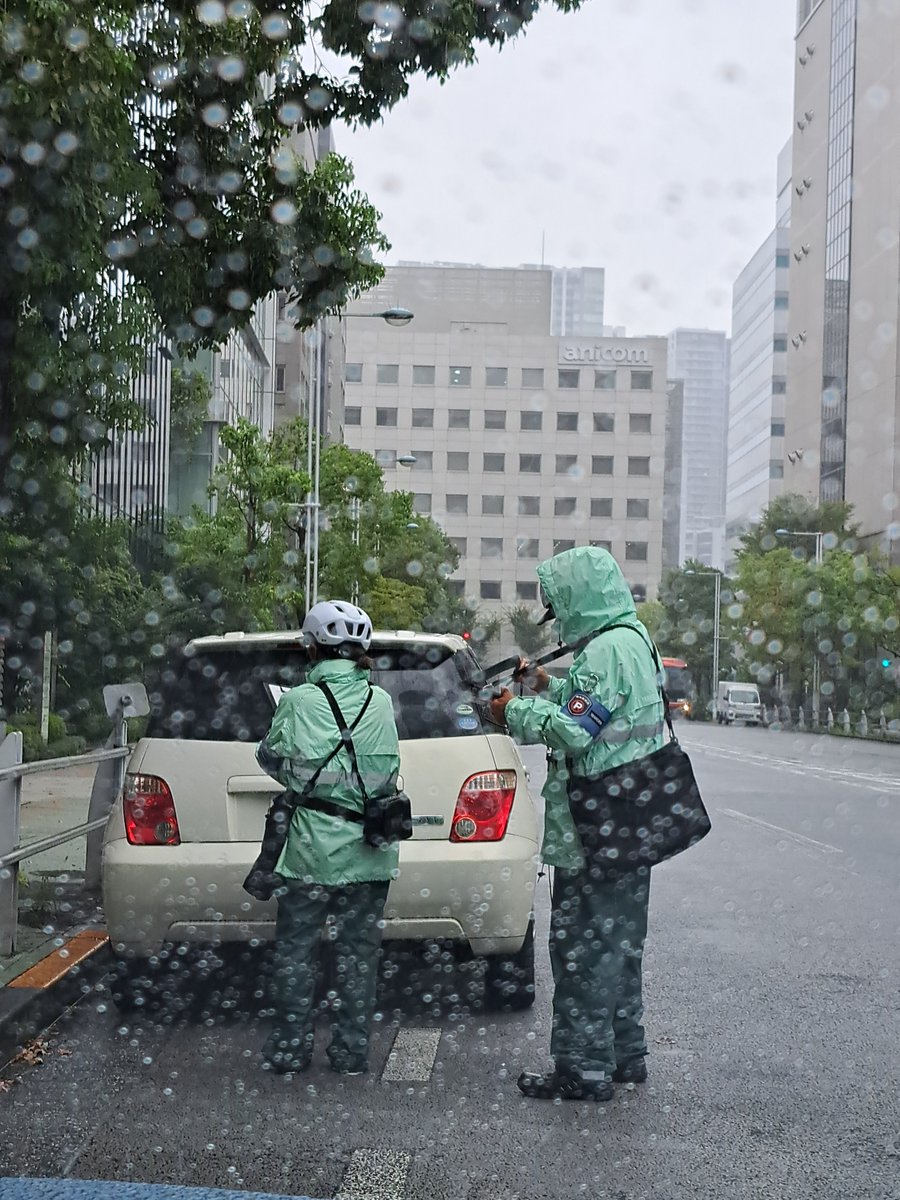kmht4976's tweet photo. 駐車禁止
切符切られ始めました。
品川駅港南口 https://t.co/PJejj8p12W