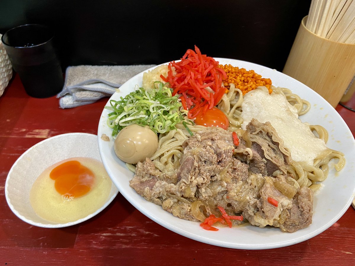 torimenoseinen's tweet photo. ラーメン鷹の目 東陽町店
【限定】ゴールデンタイガー〜とろろ牛麺〜＋麺マシ(600g)＋生卵 ＋フォロワーサービス(味玉)＋追い飯
ニンニク、辛揚げ、紅ショウガ

開店前の店内待ち 大感謝。

鷹の目の限定はどれも美味い。

ごちそうさまでした。 https://t.co/kaxZ5c7bP6
