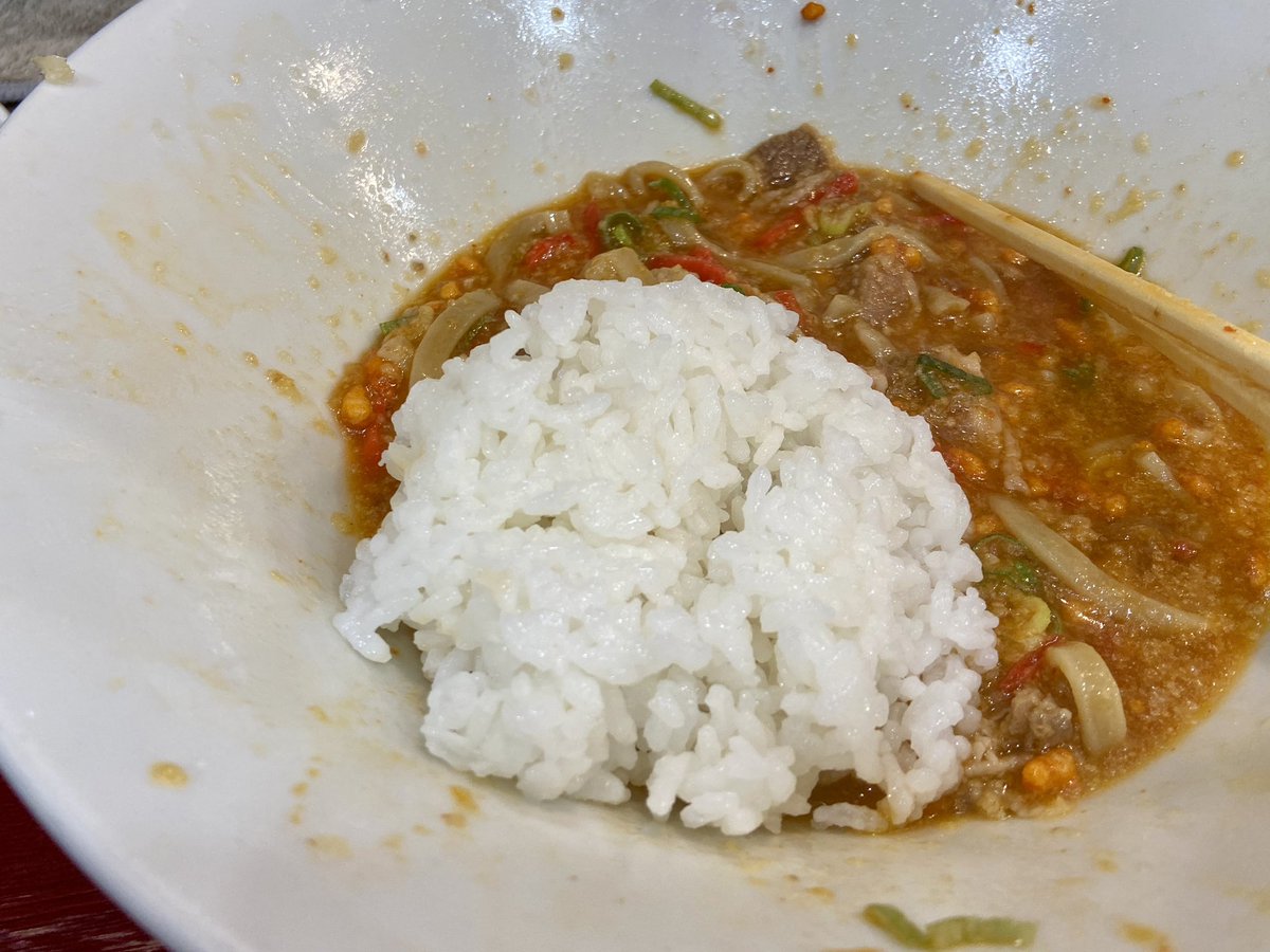 torimenoseinen's tweet photo. ラーメン鷹の目 東陽町店
【限定】ゴールデンタイガー〜とろろ牛麺〜＋麺マシ(600g)＋生卵 ＋フォロワーサービス(味玉)＋追い飯
ニンニク、辛揚げ、紅ショウガ

開店前の店内待ち 大感謝。

鷹の目の限定はどれも美味い。

ごちそうさまでした。 https://t.co/kaxZ5c7bP6