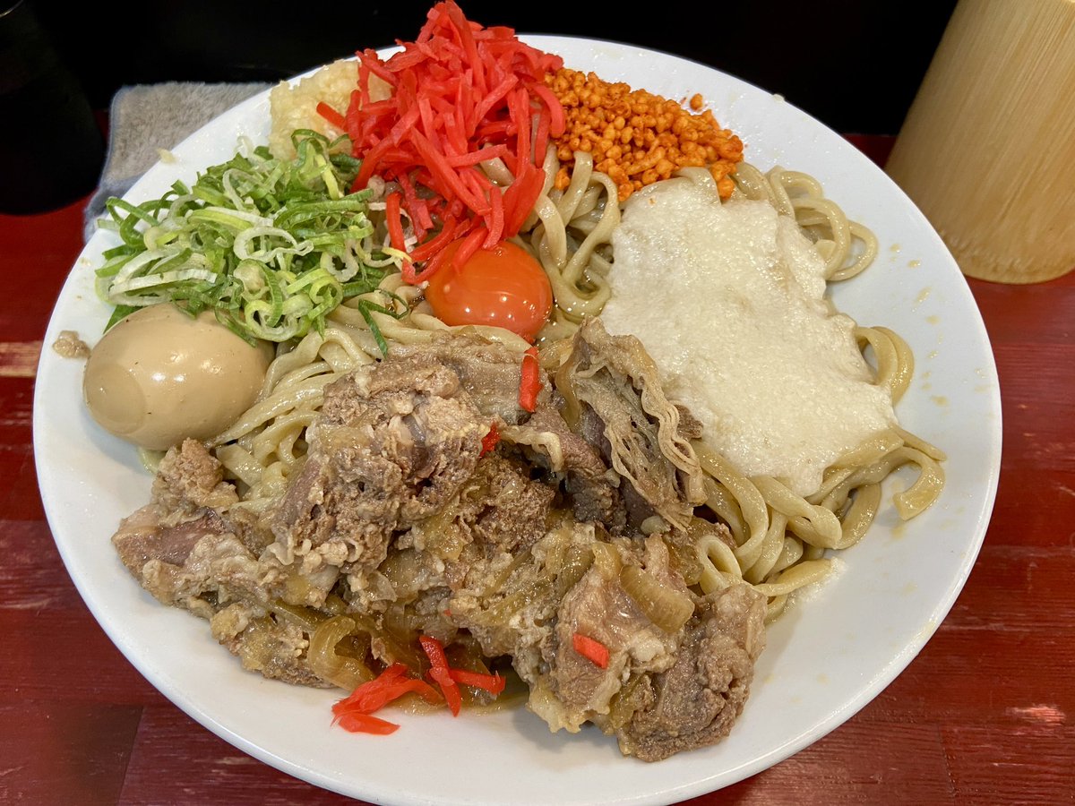 torimenoseinen's tweet photo. ラーメン鷹の目 東陽町店
【限定】ゴールデンタイガー〜とろろ牛麺〜＋麺マシ(600g)＋生卵 ＋フォロワーサービス(味玉)＋追い飯
ニンニク、辛揚げ、紅ショウガ

開店前の店内待ち 大感謝。

鷹の目の限定はどれも美味い。

ごちそうさまでした。 https://t.co/kaxZ5c7bP6