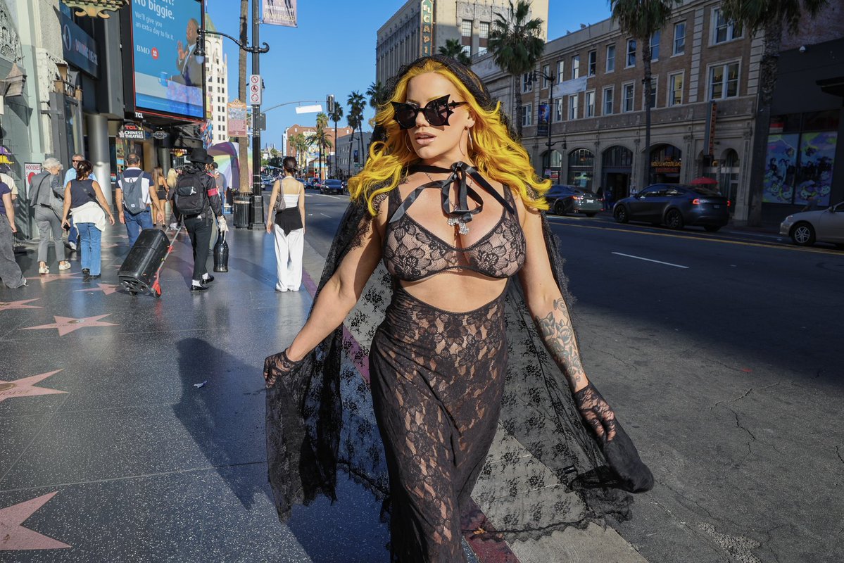 ReinaDeLoca's tweet photo. why blend in when i was born to stand out? https://t.co/90wzOe7uc9