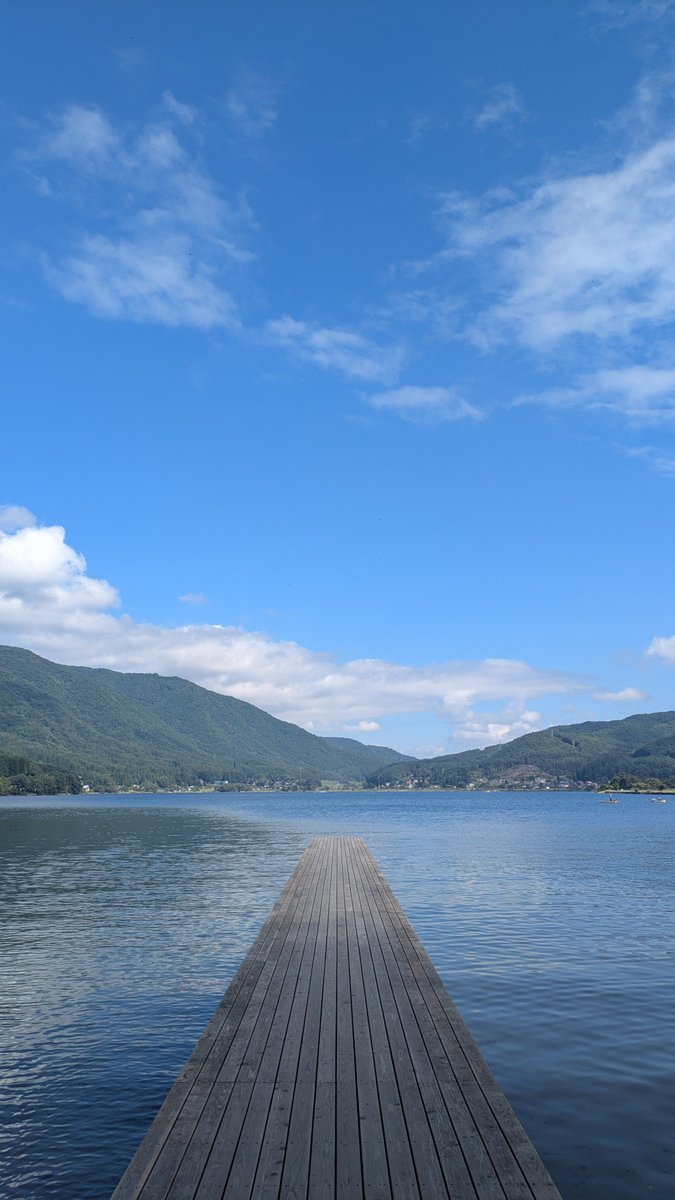 UME421's tweet photo. 今回の木崎湖
向こうの景色が淡く映るんだけどスマホの加工でなく目で見てこう見えてとても夏 https://t.co/RBXrypffLj