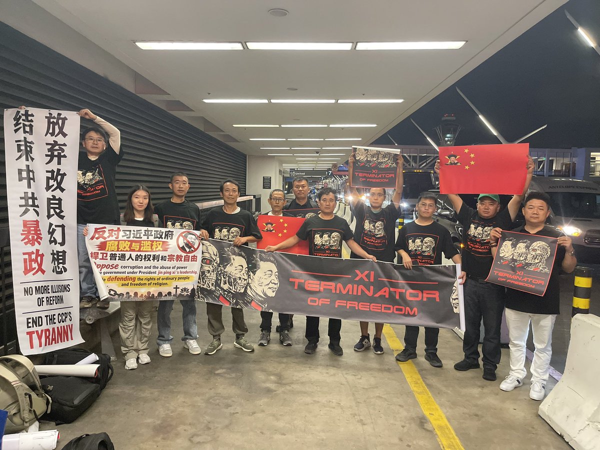 SXL8964's tweet photo. 洛杉矶抗议习近平的队伍，第一批已经顺利机场汇合！👊 https://t.co/AANOe5wEhf