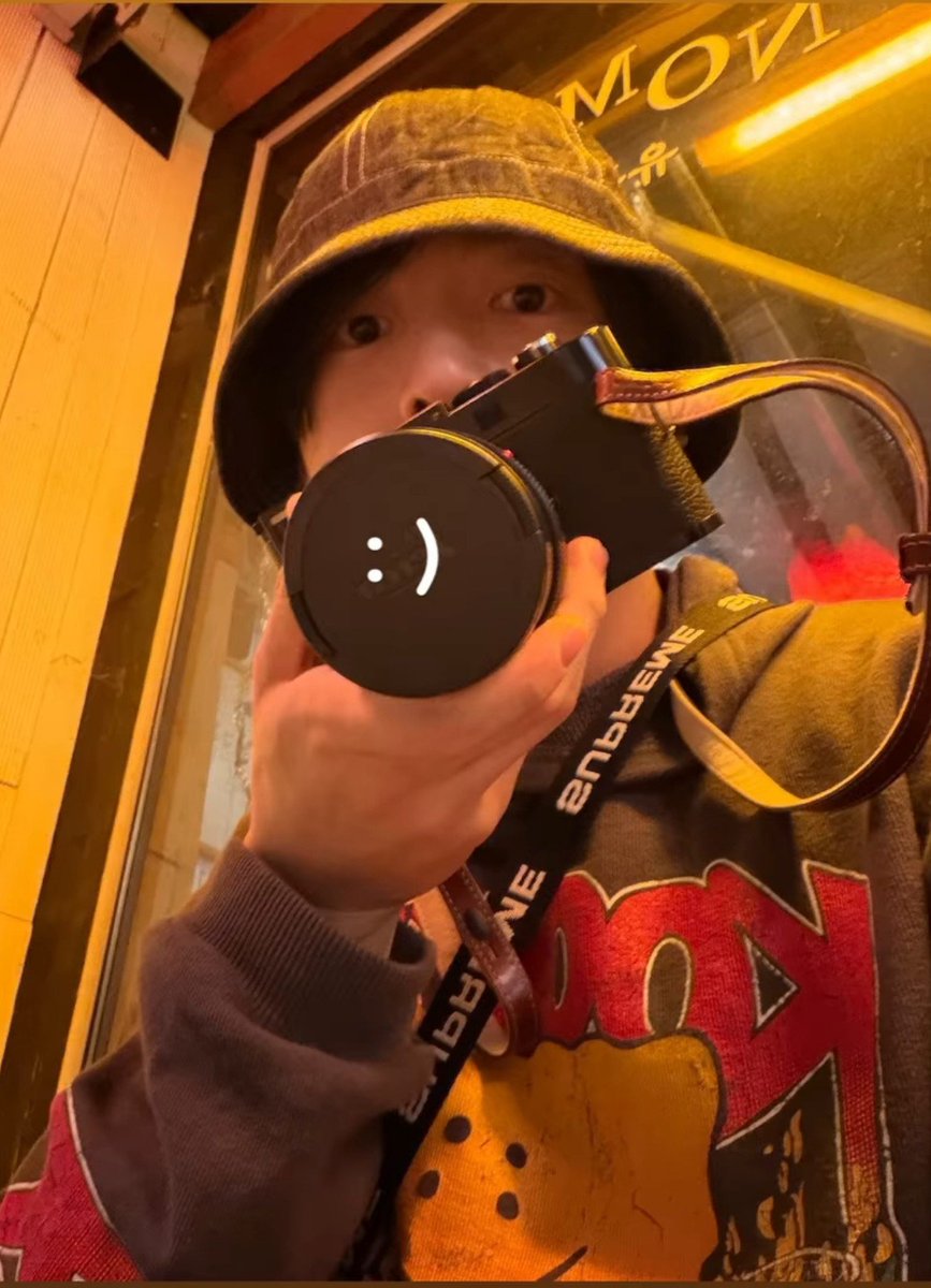 koovarbie's tweet photo. JUNGKOOK POSTED A SELFIE OMG 😭 https://t.co/W2C62SZzsw