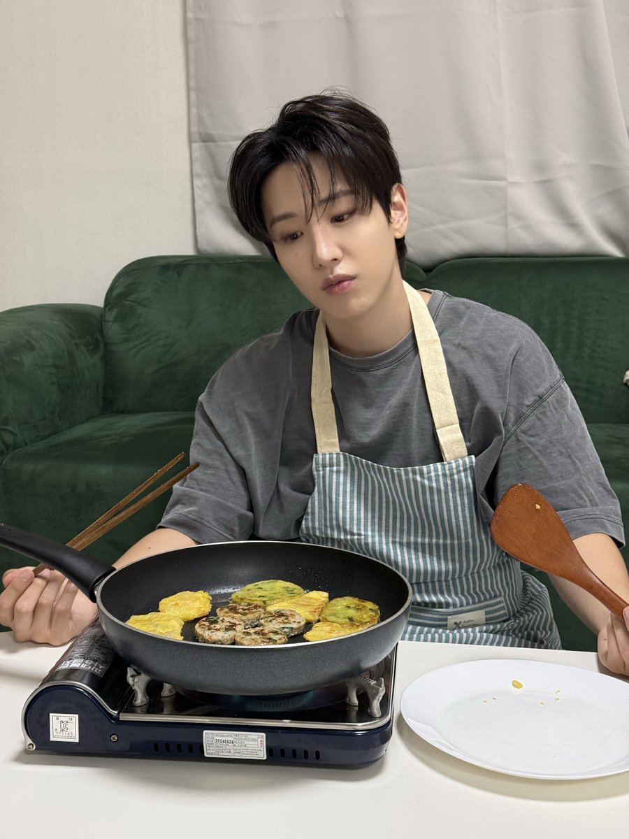 officialSEVENUS's tweet photo. [BEHIND CUT]

나홀로 추석😥🌕

#SEVENUS #세븐어스
#HEEJAE #희재 https://t.co/89dzRLUX3N