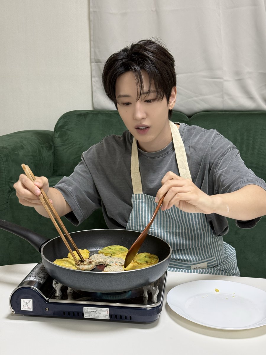 officialSEVENUS's tweet photo. [BEHIND CUT]

나홀로 추석😥🌕

#SEVENUS #세븐어스
#HEEJAE #희재 https://t.co/89dzRLUX3N