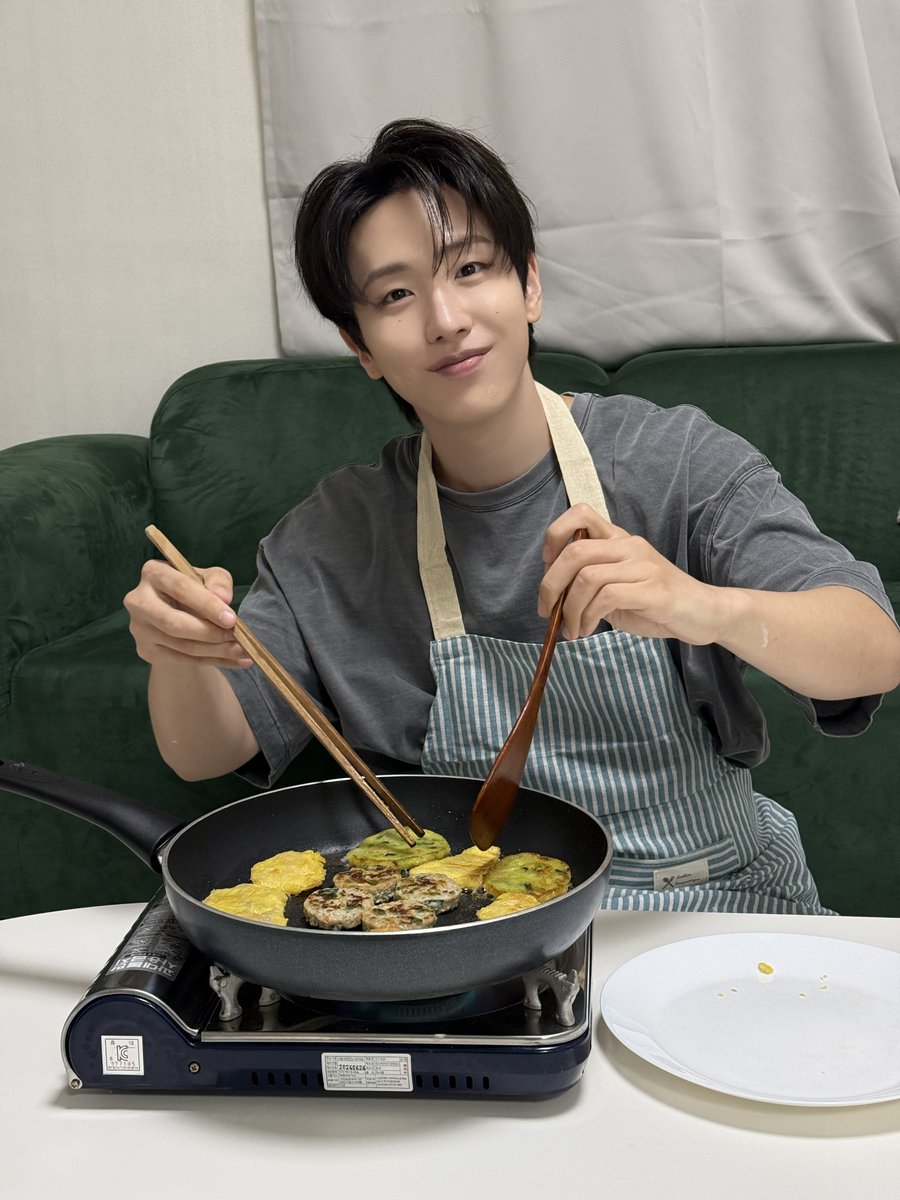 officialSEVENUS's tweet photo. [BEHIND CUT]

나홀로 추석😥🌕

#SEVENUS #세븐어스
#HEEJAE #희재 https://t.co/89dzRLUX3N