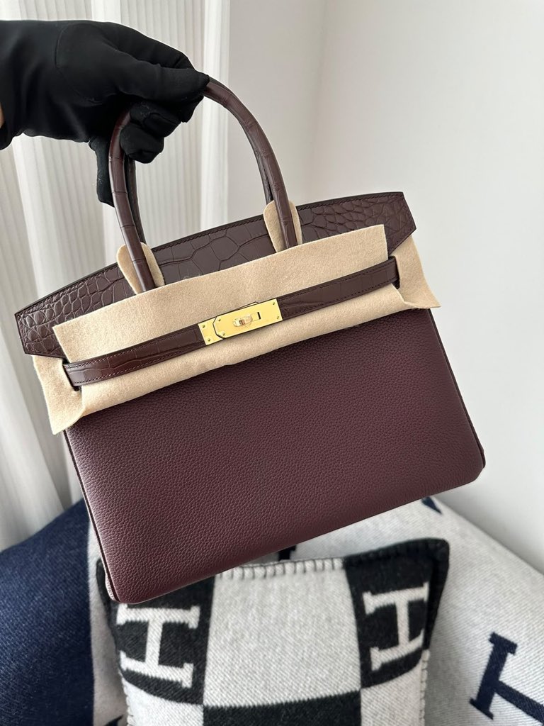 DubaiStyleChic's tweet photo. ✨ Timeless elegance in every detail. 🤎
#H #Birkin #LuxuryBag #Fashion #LuxuryStyle https://t.co/UsUDmfGHmS