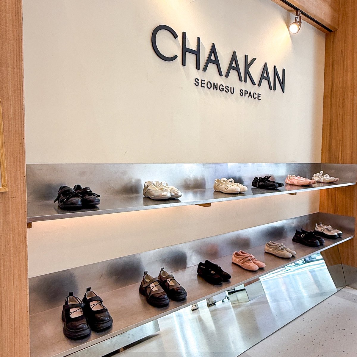 letstalkaboutKR's tweet photo. ปักหมุดร้านรองเท้าที่ซองซู 
ราคาเริ่มต้นแค่ 9,900 วอน! ดีมาก✨

“CHAAKAN Seongsu Space” 
ร้านรองเท้าเจ้าดัง ไอดอลเกาหลีก็ใส่กัน ~ 
มีทั้งรองเท้าส้นสูง โลฟเฟอร์ แมรี่เจน บูท ดีไซน์สวย ใส่ง่าย มีหลายแบบให้ลองมาก!
ความเริ่ดคือ เข้ามาในร้านให้ลงไปชั้นล่าง 
จะเจอห้องแห่งความลับ เค้าจะเอารองเท้ามาลดราคาเหลือแค่ 9,900 วอน แอดได้บูท กับ แมรี่เจนมา ฟินมาก ~ แต่ต้องเลือกดีดีนะ บางคู่จะมีตำหนิค่า 

ใครมาเที่ยวซองซู มากันได้เลย 🥳

เปิด : 11.00 - 22.00 น.
รถไฟใต้ดินสถานี Seongsu ทางออก 3 
📍 325-17 Seongsu-dong 2(i)-ga Seongdong-gu Seoul

#รีวิวเกาหลี