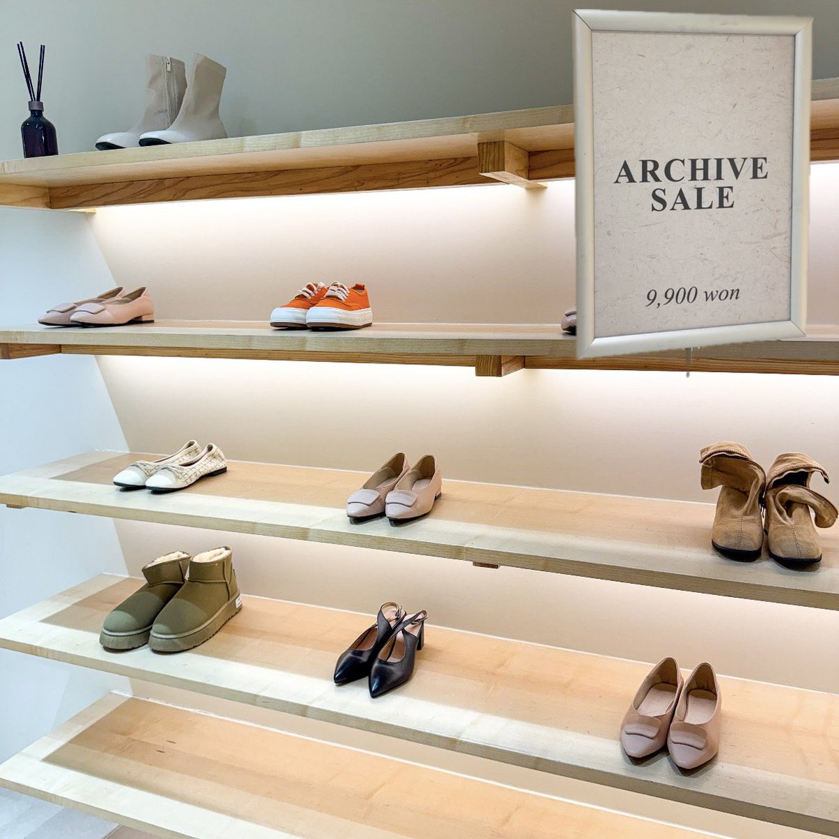 letstalkaboutKR's tweet photo. ปักหมุดร้านรองเท้าที่ซองซู 
ราคาเริ่มต้นแค่ 9,900 วอน! ดีมาก✨

“CHAAKAN Seongsu Space” 
ร้านรองเท้าเจ้าดัง ไอดอลเกาหลีก็ใส่กัน ~ 
มีทั้งรองเท้าส้นสูง โลฟเฟอร์ แมรี่เจน บูท ดีไซน์สวย ใส่ง่าย มีหลายแบบให้ลองมาก!
ความเริ่ดคือ เข้ามาในร้านให้ลงไปชั้นล่าง 
จะเจอห้องแห่งความลับ เค้าจะเอารองเท้ามาลดราคาเหลือแค่ 9,900 วอน แอดได้บูท กับ แมรี่เจนมา ฟินมาก ~ แต่ต้องเลือกดีดีนะ บางคู่จะมีตำหนิค่า 

ใครมาเที่ยวซองซู มากันได้เลย 🥳

เปิด : 11.00 - 22.00 น.
รถไฟใต้ดินสถานี Seongsu ทางออก 3 
📍 325-17 Seongsu-dong 2(i)-ga Seongdong-gu Seoul

#รีวิวเกาหลี