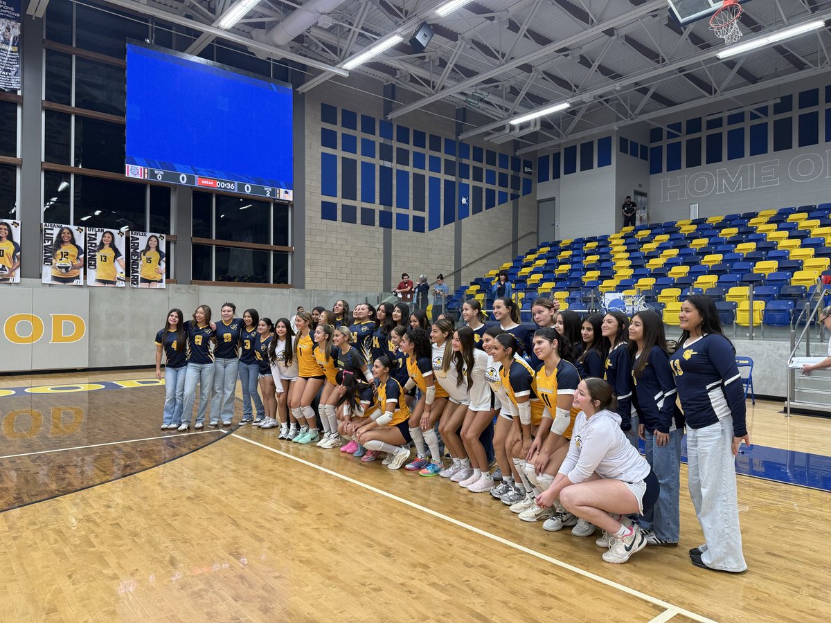 Boni1976Susana's tweet photo. 🏐🔥 3-PEAT SWEEP!
Trooper Volleyball swept a competitive Bulldogs squad—9th Grade, JV & Varsity ALL earned the W!
Our Varsity girls are a phenomenal POWERHOUSE! 💛💙😰
@EastwoodHQ
@EastwoodVball
@Nolasco_EHS
@RealRobRobledo
#futureTrooper https://t.co/wL7daeFvio
