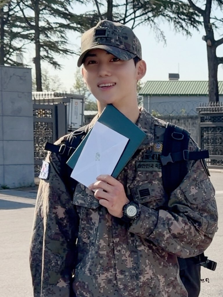 hi_ys_'s tweet photo. #황윤성 

드디어 전역🥹🥹고생 많았엉🥹

260923 https://t.co/tw3JHenK9m
