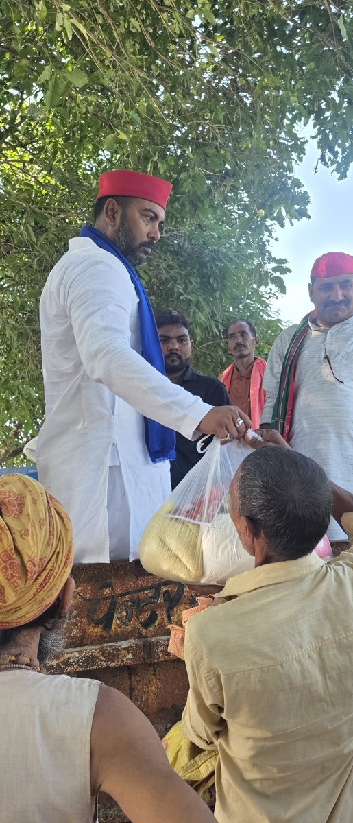 digvijaysinghd9's tweet photo. बिसंवा विधानसभा में बाढ़ ग्रस्त गांवों का दौरा कर राहत सामग्री का वितरण किया गया है।।
#biswan 
@yadavakhilesh https://t.co/W9L62pSN34