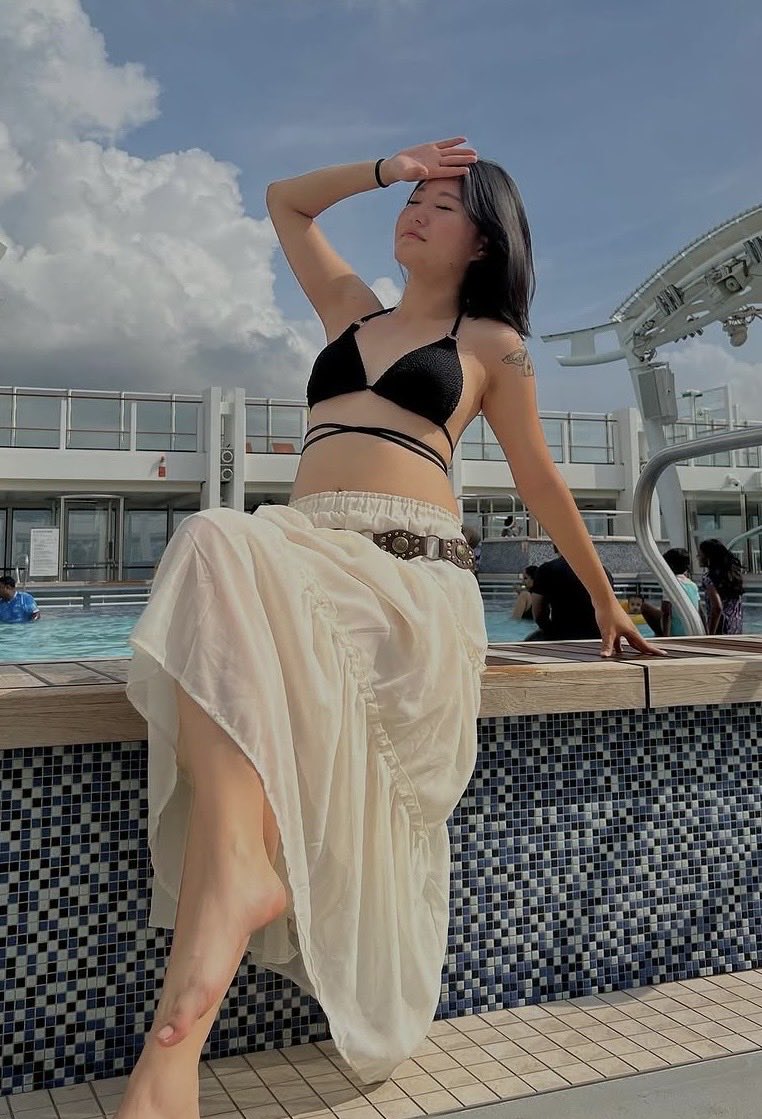 Ashlaurus's tweet photo. Slut only has one bikini lol https://t.co/lp6yhApy9O
