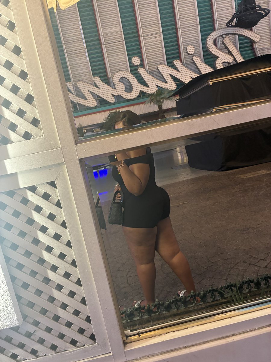 sheisBLKwidow's tweet photo. Thee BLK Widow 🖤👸🏾💰

#Dior #spoilme #findom #mistress #fypシ゚ #prettyfeet #queen #thickthighs https://t.co/sPJIYPfIl1