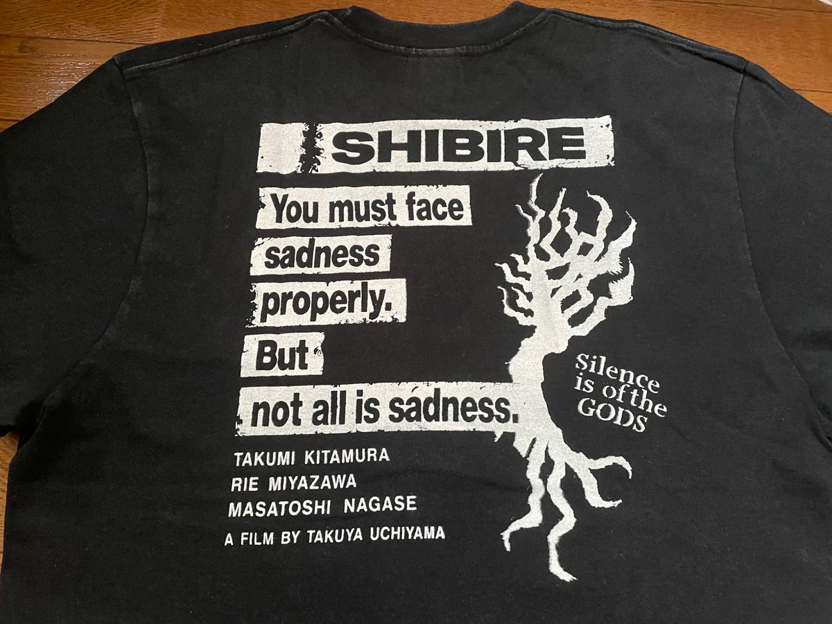 a_chan_07_17's tweet photo. デザインのコンセプトが気に入って買いました👕
ヴィンテージ加工もいい感じ。
今、お店のサイトを見たらsold outになっていた。
新潟の映画館なら買えるのかな。
#しびれ
#北村匠海
#映画しびれ
#新潟古着 https://t.co/4IK7tNPIi0