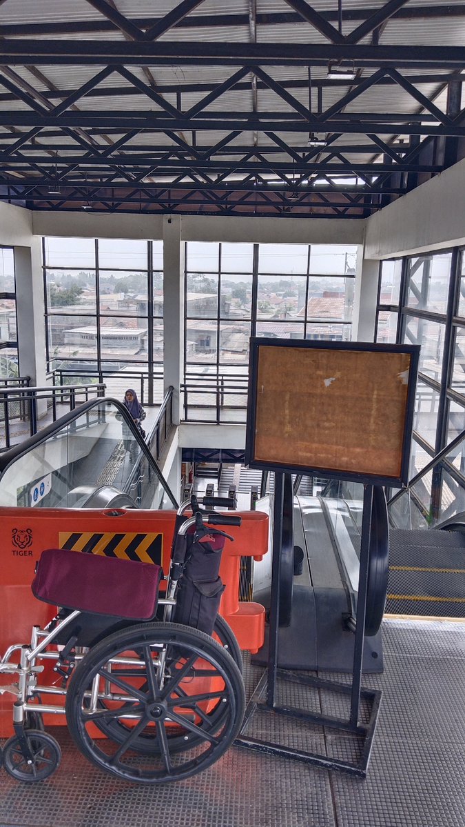 Fadelisevic's tweet photo. Dear @KAI121 @CommuterLine minta tolong dong eskalatornya di benahin lagi. Udah beberapa bulan mangkrak aja ini ga berfungsi. Repot banget kalo mau buru2 harus muter jalannya.. Kasian juga buat lansia2 yang harus muter jalannya gara2 ga fungsi eskalatornya. Terima kasih https://t.co/cUFrU4G3pT