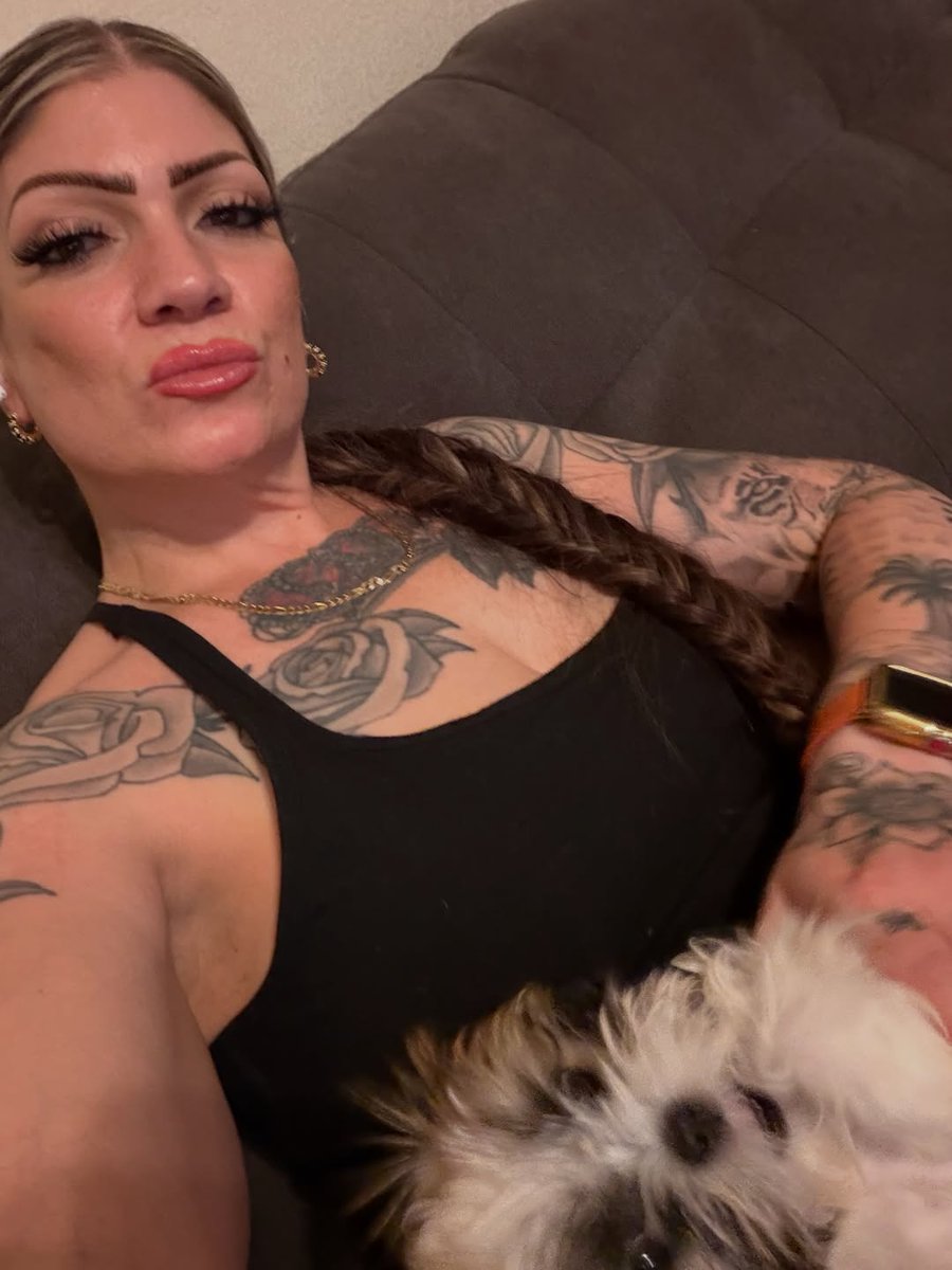 DarrickSawws's tweet photo. Chilling weekend vibes with my dog mom life https://t.co/a4Juqt6zKH