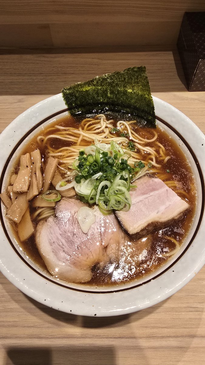 goro565690's tweet photo. 話題の伊勢崎の新店、自家製麺 JAMMY STOREさんにて中華そば🍜
外待ち１２名も回転◎

奇をてらわない鶏豚出汁にちゃんぽんを彷彿させる丸中太麺。とろとろ厚切り煮豚2枚中盛り250g無料と、コスパ抜群な１杯でした😋 https://t.co/4LrLJUvlPp https://t.co/hAXb3i62ue
