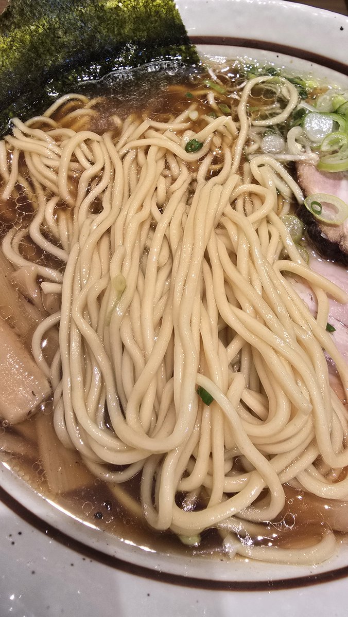 goro565690's tweet photo. 話題の伊勢崎の新店、自家製麺 JAMMY STOREさんにて中華そば🍜
外待ち１２名も回転◎

奇をてらわない鶏豚出汁にちゃんぽんを彷彿させる丸中太麺。とろとろ厚切り煮豚2枚中盛り250g無料と、コスパ抜群な１杯でした😋 https://t.co/4LrLJUvlPp https://t.co/hAXb3i62ue