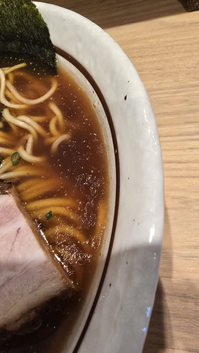 goro565690's tweet photo. 話題の伊勢崎の新店、自家製麺 JAMMY STOREさんにて中華そば🍜
外待ち１２名も回転◎

奇をてらわない鶏豚出汁にちゃんぽんを彷彿させる丸中太麺。とろとろ厚切り煮豚2枚中盛り250g無料と、コスパ抜群な１杯でした😋 https://t.co/4LrLJUvlPp https://t.co/hAXb3i62ue