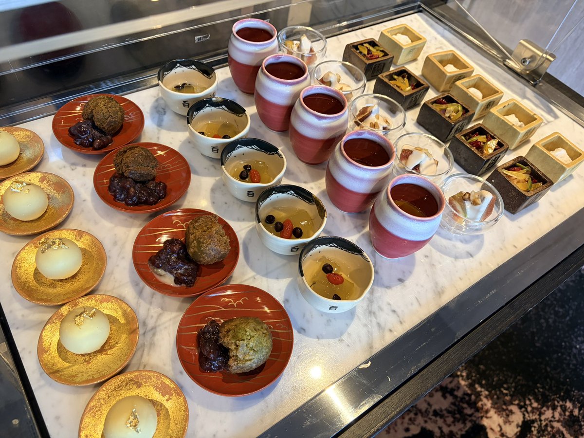 aurelie_dqx's tweet photo. 連休満喫中（ご飯編）
もう松茸でビビります。ワゴン好きなだけいいよ〜言われたから好きなだけもらうよね！！！ https://t.co/2by2sLj6ew