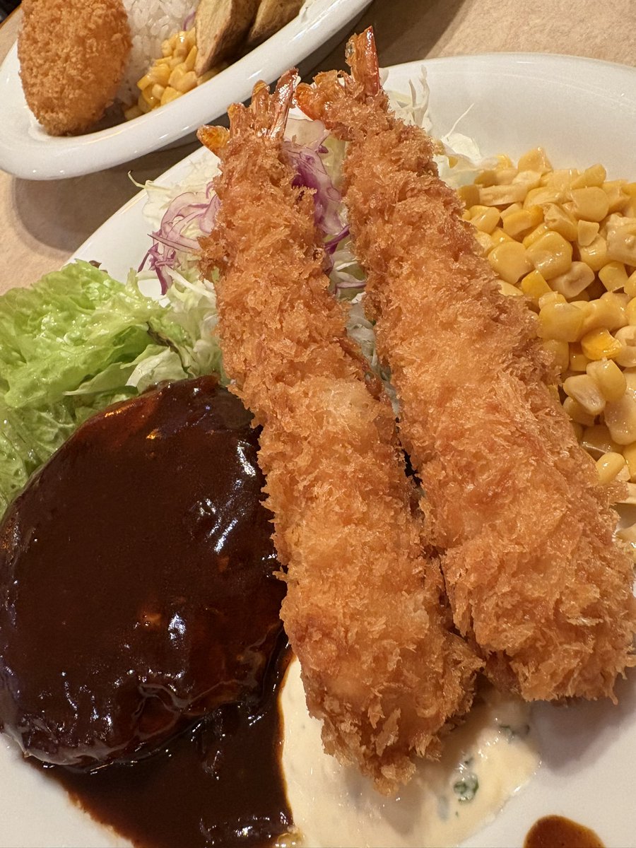 Riry_cos's tweet photo. 太宰と美味しいものを食べてからホールに向かいます‼️ https://t.co/toOKxas1lU