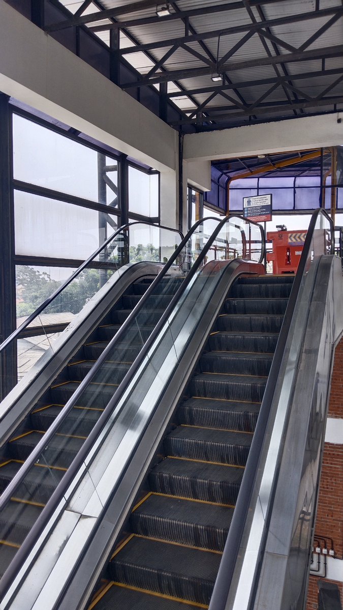 Fadelisevic's tweet photo. Dear @KAI121 @CommuterLine minta tolong dong eskalatornya di benahin lagi. Udah beberapa bulan mangkrak aja ini ga berfungsi. Repot banget kalo mau buru2 harus muter jalannya.. Kasian juga buat lansia2 yang harus muter jalannya gara2 ga fungsi eskalatornya. Terima kasih https://t.co/cUFrU4G3pT