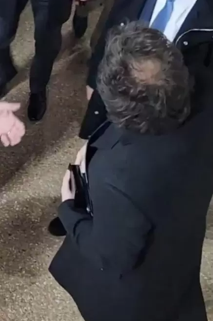 ArrepentidosLLA's tweet photo. El Presidente de la Nación Argentina ahora se pinta la pelada con aerosol. Duele https://t.co/BTLPcmYM3x