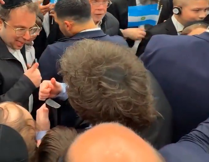 ArrepentidosLLA's tweet photo. El Presidente de la Nación Argentina ahora se pinta la pelada con aerosol. Duele https://t.co/BTLPcmYM3x