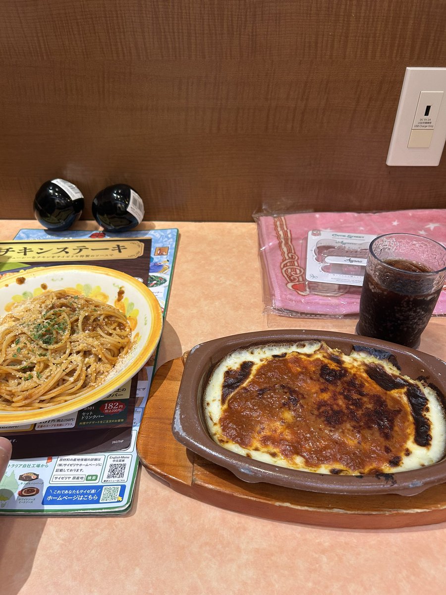 futto0613's tweet photo. カウンター席だから友達来るまで勉強しながら時間つぶします😙 https://t.co/9jx5y9cnYO