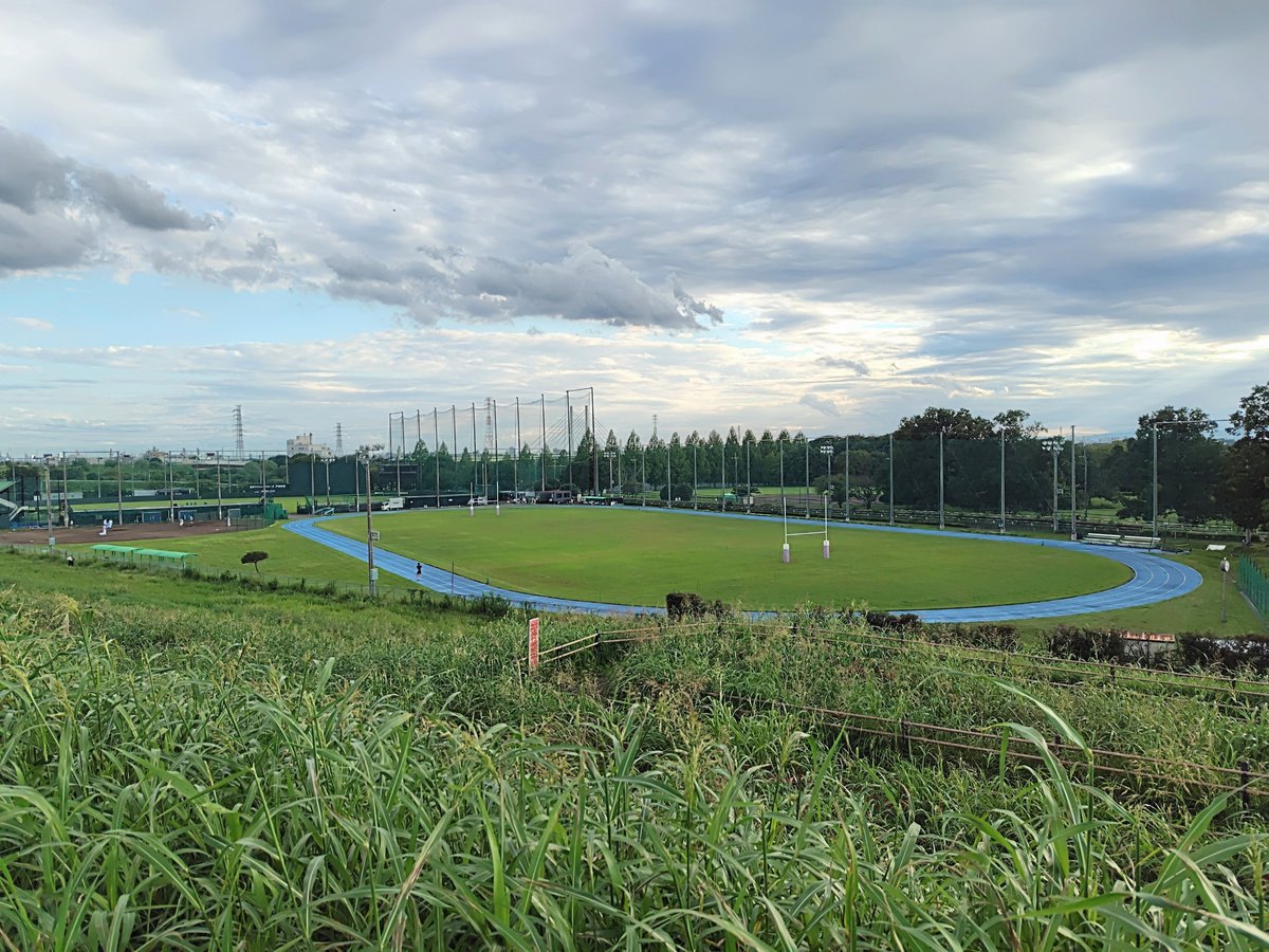 tmysms_03's tweet photo. 昨日は戸田球場で試合やるのは今年で最後ということで、戸田軍観に行ってきました🏟️
チケット取れず、土手からの観戦(無料)になりましたが、最後に行けて試合も勝って良かったです(^_^)

今日が戸田球場最後の試合なので行かれる方は楽しんでください！

#swallows https://t.co/due9rZmPSS