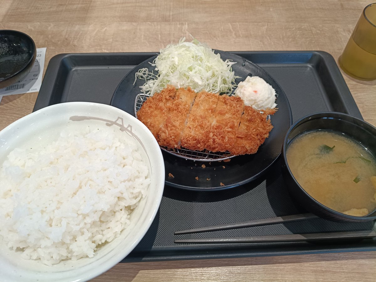 ookawara_07's tweet photo. こんちは、今日はお休みです😀また明日から宮城県出張😅体力つけようとカツ定食🍚特盛😀10月は秋田県に福島県LIVEAZUMAと出張😅体力勝負だな😅
＃社畜 https://t.co/kFepriydt6