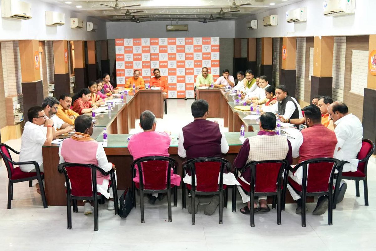 BJP4Bihar's tweet photo. ‘सेवा संकल्प अभियान’ के तहत भाजपा प्रदेश कार्यालय स्थित कैलाशपति मिश्र सभागार में ‘आँगन का मिलन’, ‘सेवा चित्र’ एवं ‘सेवा मेरा योगदान’ जैसे आगामी कार्यक्रमों की तैयारियों को लेकर महत्वपूर्ण बैठक हुई।

माननीय प्रदेश अध्यक्ष श्री @sanjay_saraogi जी, माननीय संगठन महामंत्री श्री @bhikhubhaidbjp जी, माननीय मंत्री श्री @mkrtiwari_bjp जी, श्री @ChandravanshiPs जी एवं श्री @mla_hayaghat जी ने बैठक को संबोधित किया। बैठक में सेवा कार्यों को जनभागीदारी से जोड़कर व्यापक रूप देने और आगामी कार्यक्रमों की तैयारियों पर विस्तार से चर्चा हुई।

#BJP4Bihar
#SevaSankalpAbhiyan