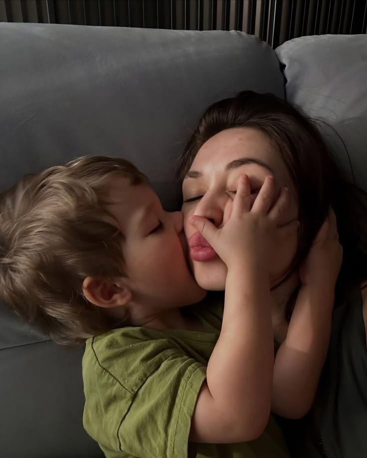 tzquiero's tweet photo. era pra ser so "uma ficada", agora eu me adonei do filho dela. https://t.co/LSbyLfd0o5
