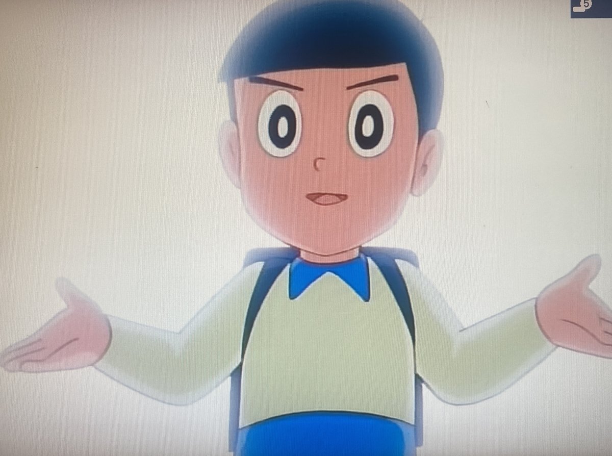 TaikiYoshidaJP's tweet photo. 剛田くん、これはめちゃくちゃいい問いだと思う。
しかも僕は、「数年後にその世界が来る」というより、第一段階はもうかなり始まっていると思ってる。

順番に答えるね。まず、第一段階について。
ここは実は、全部を人間が一から整理して巨大なナレッジベースを作らないといけない、という話でもないんだ。Work IQは、Microsoft 365上で日々仕事をしていること自体からコンテキストを作っていく。

SharePointやOneDriveのドキュメント、Teamsの会議やチャット、会議のトランスクリプト、Outlookのメールや予定、誰と誰が一緒に仕事をしているのか、どういう仕事が継続して行われているのかのコンテキストはMicrosoft 365上のシグナルとして自動でWork IQの材料になる。それもあって、僕のチームでは積極的にミーティングとかの録画・録音はオンにしなくても、最低限トランスクリプト（書き起こし）はオンにしている。お影で3－4個ミーティングが重なっても、人として判断が必要なものだけに参加すればよくなったんだ。あと、昔いた会社のようにファイル名でバージョン分けちゃうとタイムスタンプがあるとはいえ、混乱しやすくなるから正しくSharePointのバージョン管理を利用するように徹底してるし、OneDriveの直リンク共有とかもなるべく減らすようにチームにお願いしている。

そうすれば例えば、「1年前のA社案件のPowerPointを探せ」だけではなくて、「このテーマについて過去に誰が議論して、どんな判断をして、その後どうなったのか」という仕事のコンテキストそのものをAIが扱えるようになっていく。

そしてコンテキストについて言うと、これをWork IQだけで終わらせていない。業務データや指標、リアルタイムデータをビジネスの意味に変換して扱うのが Fabric IQ。自社システムや各種ナレッジソースを、エージェントが使えるナレッジとして扱うのが Foundry IQ。そして外部世界の最新情報をコンテキストとして持ってくるのが Web IQ。これらをMSはこの春にまとめて、Microsoft IQというインテリジェンスレイヤーとして発表したんだ。
つまり、仕事の文脈×業務データの文脈×分析結果としての文脈×外の世界の文脈をCopilotやCowork、エージェントから使えるようにしていく考え方だね。

ただし、剛田くんの言う通り、「じゃあ顧客の機密情報まで全部ファーム全員のAIに食わせるの？」というのは全然違う。ここはむしろ重要な設計思想で、Work IQは基本的に、その仕事を実行している本人の権限で見えるものしか見えない。僕がA社の案件に参加していなければ、A社の機密資料が突然僕のCopilotから見えるようになるわけじゃない。さらにMicrosoft Purview のDLP（データ損失ポリシー）、機密性ラベル、SharePoint側のアクセス制御などを使えば、「人間にはアクセスできてもAI処理には使わせない」みたいなところまで制御できる。

だから僕は、案件固有の機密情報を全社共有することと案件から得た学びをファームのインテリジェンスにすることは、分けて考えるべきだと思ってる。後者は、ある程度抽象化すればいい。

実際これは実際に僕のFDEチームでもやってる。各プロジェクトの最後に、何をやったか、何がうまくいったか、何が失敗したか、次回同じケースなら何を変えるか、他の顧客でも再利用できる型は何かをMarkdownの形に落とすSkillを作って、チームに展開し、Markdownは集中管理してチームのIQとして保管している。

成功した案件だけじゃなくて、失敗した案件ほど残す。昨年度は100件に1件ぐらいあったけど、僕は失敗したこと自体では担当者を責めない代わりに再利用可能なコンテキストに変えてくれたら褒めるようにしていた。一人が失敗して、その失敗をきちんと言語化しておけば、ほかのメンバーは同じ穴に落ちなくて済むからね。
だからのび太くんもミスしてもいいんだ。1回は。

そうすると面白いことが起きる。みんな失敗を隠さなくなるし、いろいろと積極的に試してくれるようになる。そして「Fail Fast」が単なる文化論じゃなくて、組織のIQを増やす仕組みになる。
僕はこれが第一段階への一つの答えだと思ってる。

で、第二段階。
「それができたら、人間には何が残るの？」
ここが一番面白いよね。

生成AIって、ものすごく乱暴に言えば、膨大なデータからパターンを統計的にトークンとして学習して、その文脈に対してもっともらしい次の出力を生成する仕組みだよね。もちろん、今のモデルは今まで見たことがない組み合わせや、かなり新規性の高いアイデアも生成できる。でも、自分自身の人生を生きて、相手の顔を見て、その場の空気を感じて、何を大切にするかを自分の意思で決めているわけではない。だから僕は、人間の価値は知識を覚えていることから、かなり変化していくと思ってる。

シンプルな例として、顧客が、「分かりました。検討します」と言ったとする。AIから見れば、かなりポジティブな文章かもしれない。でも優秀なコンサルなら、その直前の沈黙、役員同士の目線、誰が発言しなかったか、いつも質問する人が今日は何も言わなかったこと、そういうものを見て、「これ、全然納得してないな」と判断することがある。これは議事録にもTeamsのトランスクリプトにも残らない。だから顧客の経営層との対談は楽しくてやめられない。

そしてもう一つ。AIが過去100社の知見を一瞬で取り出せるようになったら、「100社見たことがある」だけでは、ベテランの価値にならなくなると思う。代わりに重要なのは、100社のどの知識も答えにならない101社目で、何を思いつけるか。
例えば、「過去は全部こうだったけど、今回は逆なんじゃないか？」とか、「そもそもこの問題設定自体が間違ってるんじゃないか？」「誰もやってないけど、試したらどうなる？」というコンサルならではの問いを作れる人。そこは今まで以上に価値が上がると思う。

だから僕のFDEチームでは「Fail Fast」の文化をかなり強く言ってる。AIに正解を聞いて、安全なものだけ選ぶ人を増やしたいわけじゃない。今まで誰も思いつかなかったものを見つけて試す。僕は、AI時代の人間の価値は「答えを知っていること」より、「まだ存在しない答えを探しに行けること」に寄っていくと思ってる。

そして最後。「出来杉たちGAFAMの次の価値って何なんだ？」という問いだけど、これも、僕の今の仕事そのものなんだ。

僕が今マネージャーとして見ているFDEチームの仕事は、いろんなお客様の現場に実際に入り込んで、「AIを入れたら、ROI含めて本当に仕事はどう変わったのか」を4週間で見ること。何がうまくいったのか。何が全然使われなかったのか。モデル・製品・組織の問題なのか、Skillが足りないのか、ツールが足りないのかなどを現場で学ぶ。そしてそこで得たものを、僕らFDEだけができる特殊技能として抱え込むのではなくて、僕らが作ったSkillやAgentや実装パターンで、汎用化できるものはどんどんテンプレートにして外に出す。

そして、今日僕らしかできないことを、コンサルファームだと明日はシニコンができるようにする。明後日はジュニアもできるようにする。その次はのび太君でもできるようにする。それが僕らのミッションだと思ってる。
究極的には、今僕らがFDEとしてやっている仕事そのものを自動化して、なくしてしまいたい。それができたら、次のもっと難しい仕事をやればいい。

これは別に遠い未来の話でもなくて、かなり身近なところでも既にやってる。今、僕のチームでは平均して30〜40プロジェクトくらいが並行して動いているけど、以前は誰が何をやっているか、誰が余力があるか、タイムゾーンは大丈夫か、次の案件を誰に振るべきかを僕が各USとEMEAのメンバーに確認して判断していた。それを今は自動化して、プロジェクト状況とチームの負荷を見て、新しい案件のアサインまで仕組みに任せている。もちろん最後は僕が本人に最終確認するけど。

結果として、僕自身の時間だけでも週2時間くらい減った。でも僕にとって一番大きかったのは、その2時間じゃなくて、1on1で「今どの案件やってる？」と確認する必要がなくなったこと。だからその時間を、「最近どうしているか、次の案件では何をやりたいか、何を尖らせたいか、どういうキャリアにしたいかという話に使えるようになって、キャリア相談は月一に増やせるようになった。僕はこれがすごく象徴的だと思ってる。
AIでマネージャーをなくしたわけじゃなくって、マネージャーから、マネージャーじゃなくてもできる仕事をなくしたおかげで人間にしかできないマネージャーの仕事の割合が増えた。

だから僕の勝手な見解だけど、GAFAMの次の価値も人間がやらなくていい仕事から、もっと人に意味のある基盤を作ることなんじゃないかな。そしてこれは最初の話にも戻ると、剛田くんものび太君も、AIに仕事を奪われないためにAIより上手にPowerPointを作る必要はない。
むしろ、自分の仕事の中から、AIに渡せるものをどんどんAIに渡して、そこで空いた頭と時間を、まだAIにはできない仕事に使ってほしいと思う。

ということで剛田くん。最後の「お前のものは俺のもの」についてだけど。残念ながら、剛田くんには僕のWork IQのアクセス権がないから、それは無理だよ。そこはPurviewの方が強いみたいだね。