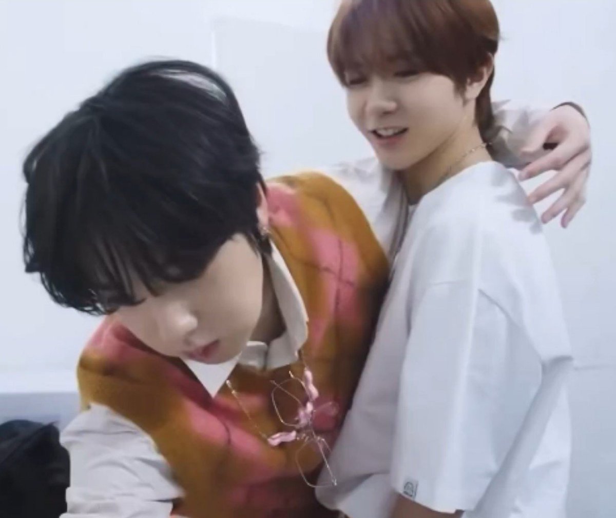 miestrellayou's tweet photo. sebenarnya para ship bxb ini kayak pelarian aja, mereka ga mau idol mereka di ship sama lawan jenis karena rasa cemburu, itulah sebabnya mereka lebih memilih ship idol mereka sesama jenis di dlm lingkaran grup https://t.co/DNrDfh3GXZ