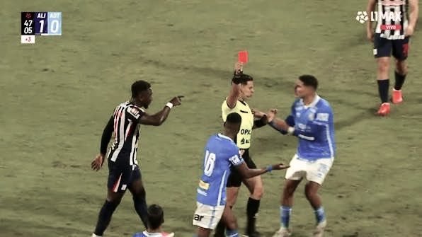 ErrorArbitralTR's tweet photo. Alianza Lima es el equipo con MÁS JUGADORES RIVALES EXPULSADOS en lo que va de la Liga 1 2026.

Datos, no opiniones. https://t.co/t9xYXCY2aL