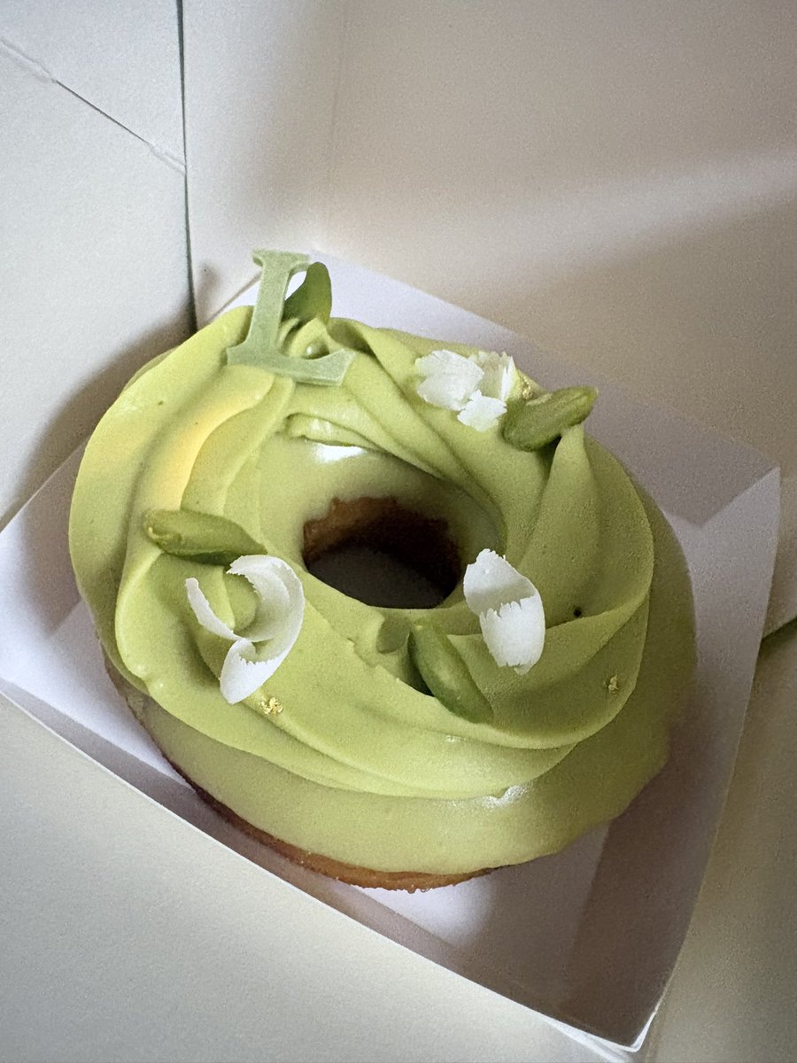 BossNaruhito's tweet photo. ラデュレのドーナツ食べる https://t.co/xrqOVCl3sS