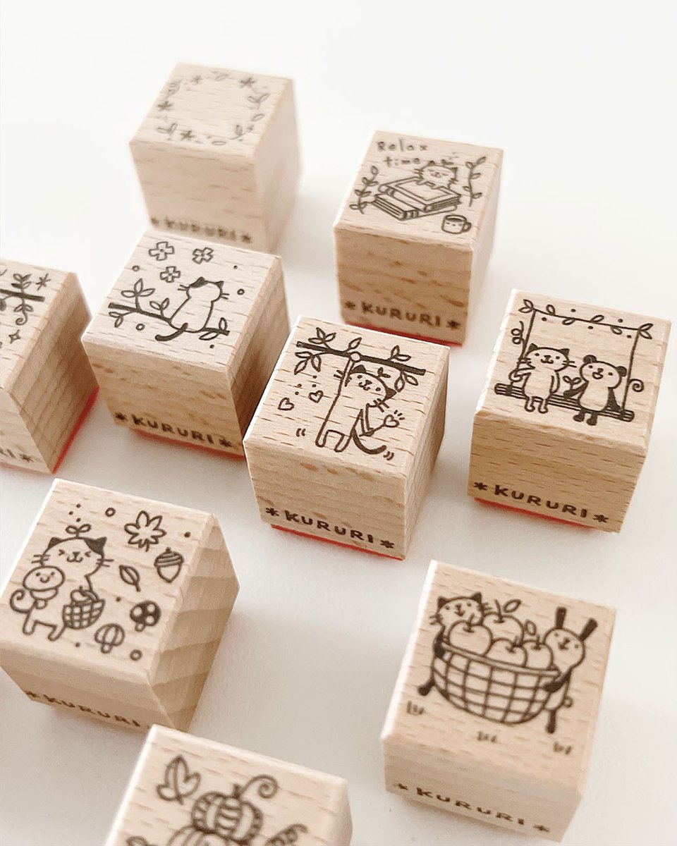 kururi_01_'s tweet photo. 小さな暮らしを切り取った
秋の新作スタンプできました🍁

この持ち手のとき、
このちょっとしたイラストを
積み木みたいに並べて飾ってもらえたら嬉しいな
という気持ちも込めて作っています☺️

ペタペタハンコを楽しみつつ
眺めてほっこり😌 https://t.co/5tclByiBf1