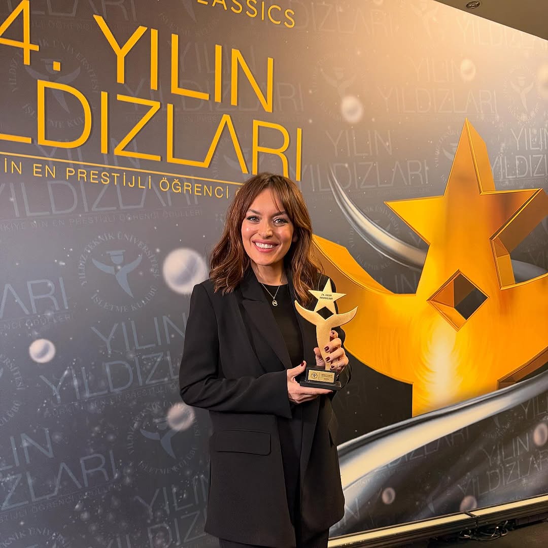 willardgle1fo's tweet photo. Başka Bir Sen filmiyle Yıldız Teknik Üniversitesi beni ödüllendirdi. Çalışmalarımda emeği geçen tüm ekip arkadaşlarıma ve bu ödülü hak eden değerli öğrenci arkadaşlarıma çok teşekkür ederim 🤍 https://t.co/4YhBCeHy6q