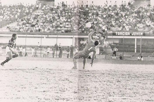 PrigozindoRJ's tweet photo. 🔴⚫ ESSA É BIZARRA:

Em 1970, o goleiro Ubirajara, do Flamengo, chutou a bola da própria área...

E ela entrou no gol do Madureira. 😳

Gol de goleiro!

#Flamengo 

Extato momento: https://t.co/sfz7QuPwFz