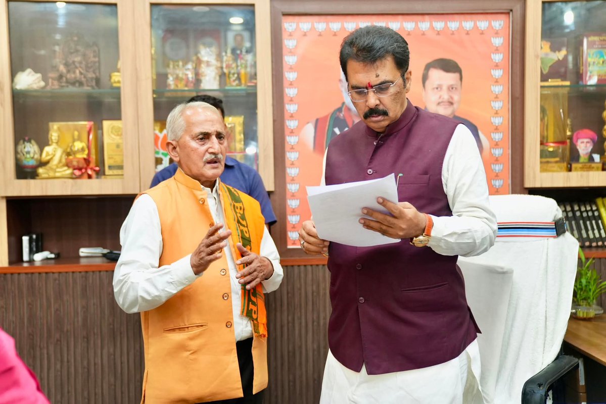 BJP4Bihar's tweet photo. प्रदेश कार्यालय, पटना में माननीय प्रदेश अध्यक्ष श्री @sanjay_saraogi जी ने माननीय राष्ट्रीय मंत्री श्री सिद्धार्थ शम्भू जी, ओबीसी मोर्चा के प्रदेश अध्यक्ष श्री प्रमोद कुमार चंद्रवंशी जी एवं पार्टी कार्यकर्ताओं से आत्मीय भेंट कर संगठनात्मक विषयों पर संवाद किया।

इस दौरान संगठन को और मजबूत बनाने, कार्यकर्ताओं की भूमिका तथा आगामी गतिविधियों को लेकर महत्वपूर्ण चर्चा हुई।

#BJP4Bihar