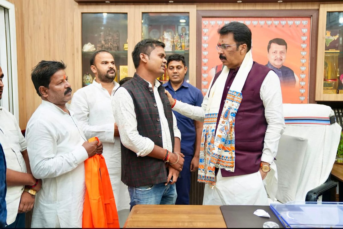 BJP4Bihar's tweet photo. प्रदेश कार्यालय, पटना में माननीय प्रदेश अध्यक्ष श्री @sanjay_saraogi जी ने माननीय राष्ट्रीय मंत्री श्री सिद्धार्थ शम्भू जी, ओबीसी मोर्चा के प्रदेश अध्यक्ष श्री प्रमोद कुमार चंद्रवंशी जी एवं पार्टी कार्यकर्ताओं से आत्मीय भेंट कर संगठनात्मक विषयों पर संवाद किया।

इस दौरान संगठन को और मजबूत बनाने, कार्यकर्ताओं की भूमिका तथा आगामी गतिविधियों को लेकर महत्वपूर्ण चर्चा हुई।

#BJP4Bihar