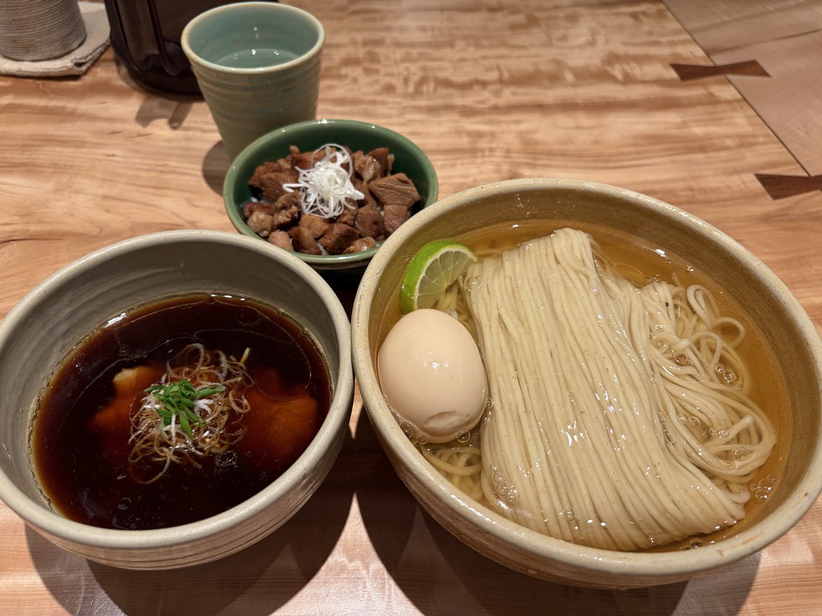 katakami22's tweet photo. 本日の昼飯。
オープン前に行ったけど、やっぱり20人以上並んでた…😅
まぁ、並ぶのは慣れてますが…（笑）
塩をかけてそのまま麺を食べても美味しいし、麺の量、少し多いかなと思ったけど、醤油のつけ麺も普通に美味しかった🤤

#迂直 
#味玉醤油つけ麺
#大盛
#ミニゴロ肉ご飯 https://t.co/opb7uYWUzZ