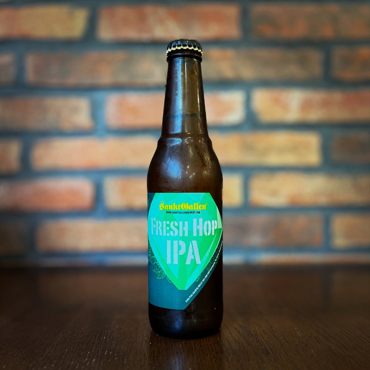 stardustcojp's tweet photo. サンクトガーレン「フレッシュホップIPA」入荷しました🍺

まるでホップのシャンパン。ドライな飲み口と圧倒的ホップ感。
今夏、山梨県北杜市で収穫したホップを畑からビール釜へ直行。初回のホップ投入は収穫から24時間以内。 https://t.co/w033A148aA