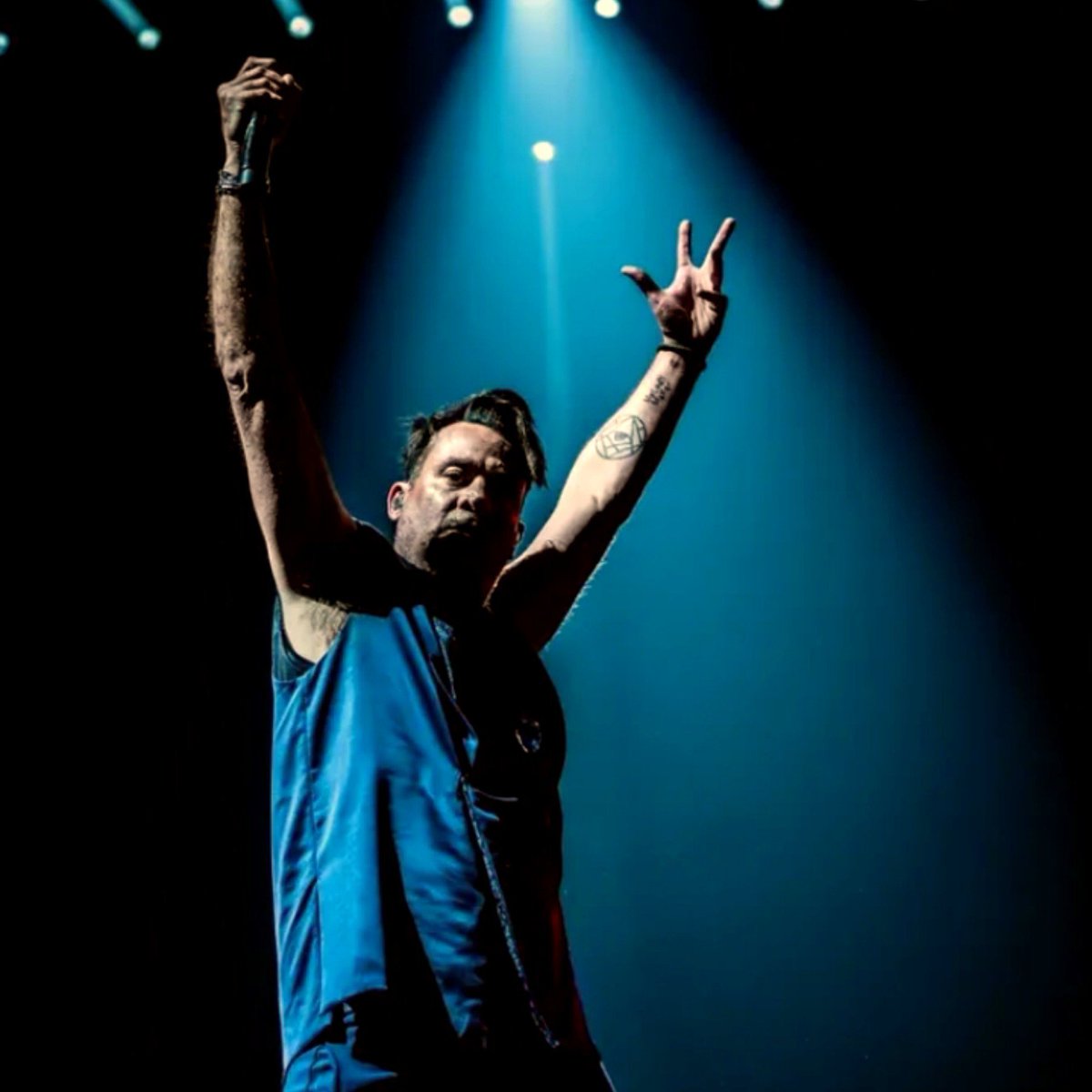 Thepiberio_'s tweet photo. Es inevitable en el día de tu aniversario  admirarte por existir, y no solo eso sino que también agradecerte por el arte que nos das, por el amor que entregas y por las melodías que regalas @chanotb .
A tu lado siempre,  guerrero verdolaga. https://t.co/wskA6v5aeM