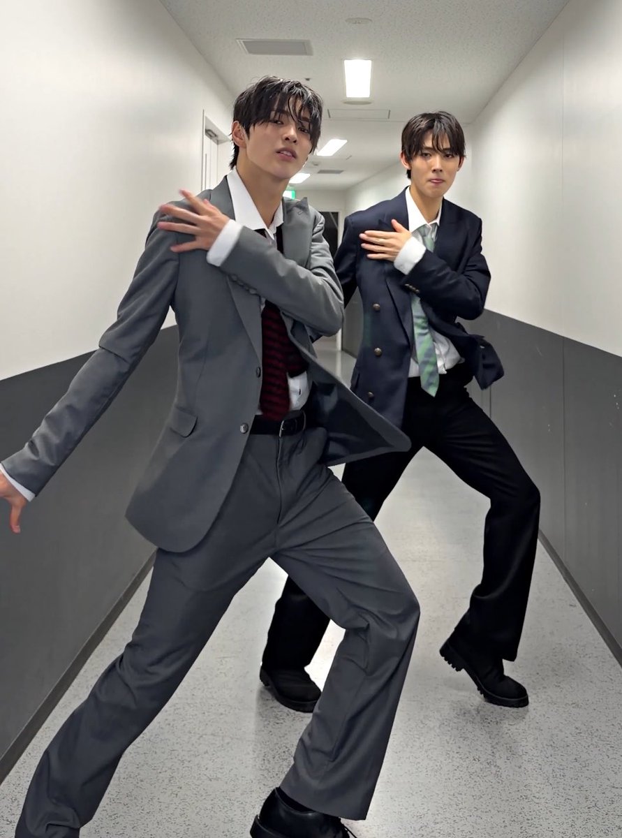 Annw7we's tweet photo. 새깅 안하니까 다리길이 욘나게 길어진거봐 ㅆㅂ https://t.co/c64iwicgD8