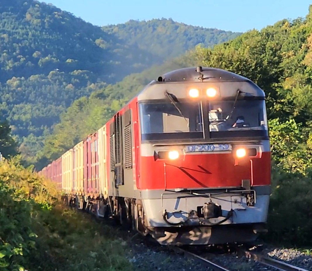 iakPXv9phi46316's tweet photo. 石北本線にて。
8071レ　石北貨物
DF200-52+コキ11B+DF200-57
曇☁️一つ無い快晴☀️でした。 https://t.co/osAT3q7THa